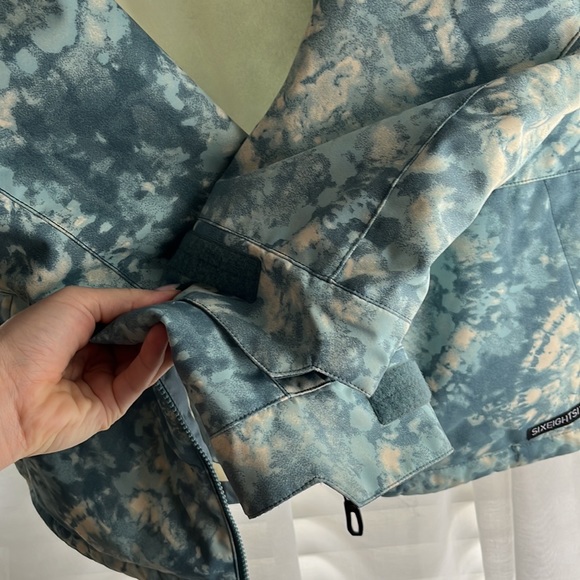 NWOT Women’s Snow Jacket, 686 infiDRY 10k, waterproof, blue/ teal tie dye - Picture 6 of 6